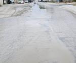 Demandan vecinos reparar fuga de aguas residuales