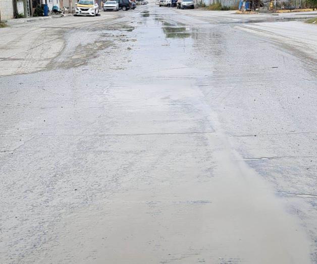 Demandan vecinos reparar fuga de aguas residuales