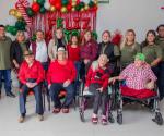 Celebran a la Navidad con los abuelitos de casa hogar