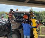 Se estrella en soporte de puente: Conductor grave al impactar su tráiler