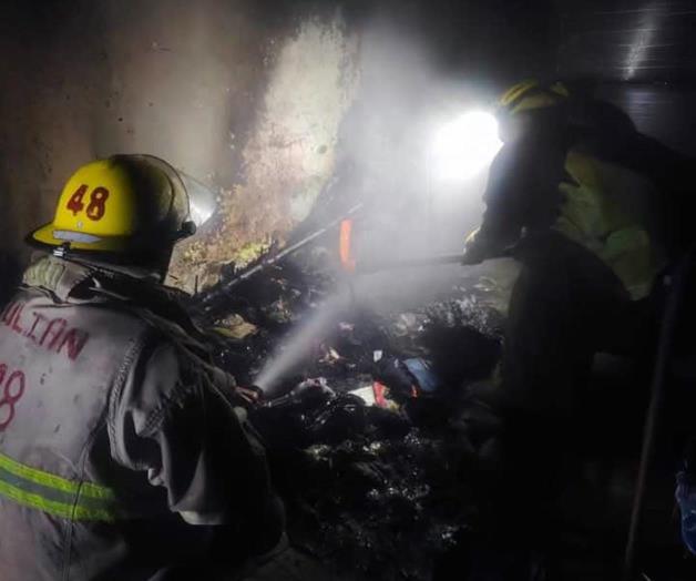 Deja dos lesionadas: Arde una vivienda por luces de &aacute;rbol navide&ntilde;o