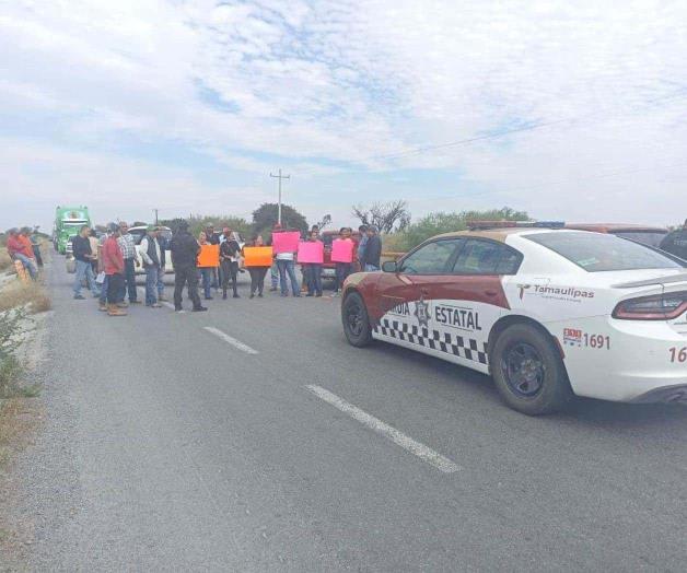 Manifestantes bloquean carretera Reynosa-San Fernando Manifestantes bloquean carretera Reynosa-San Fernando
