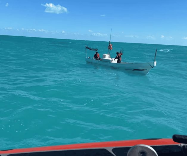 Rescatan a 3 pescadores en Sinaloa; salieron a capturar a un tiburón Rescatan a 3 pescadores en Sinaloa; salieron a capturar a un tiburón