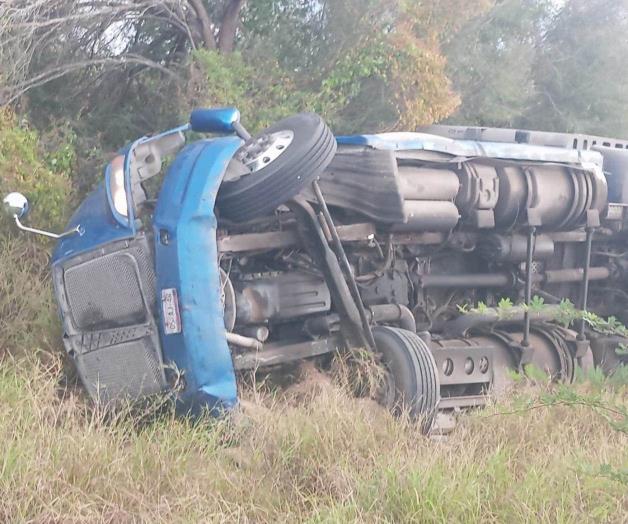 Victoria - Matamoros: Bache provoca una volcadura