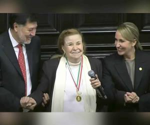 Entregan Medalla Belisario Domínguez a la periodista Ninfa Deándar