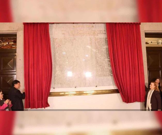 Develan placa con el nombre de Ninfa Deándar Martínez; es la mujer número 12 en el muro de honor