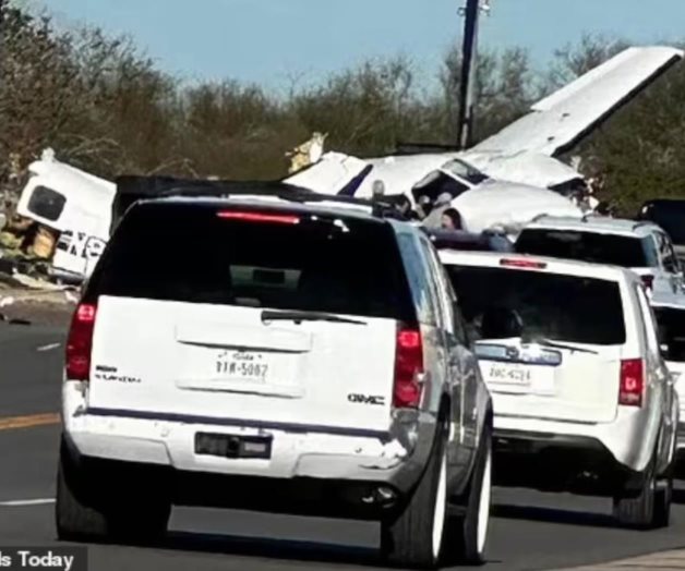 Sólo el piloto iba a bordo de la aeronave: Cae avioneta contra vehículos en Texas