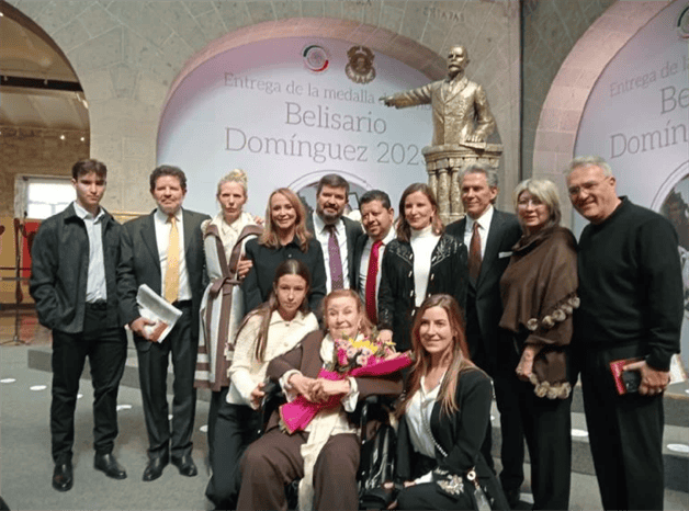 Develan placa con el nombre de Ninfa Deándar Martínez; es la mujer número 12 en el muro de honor
