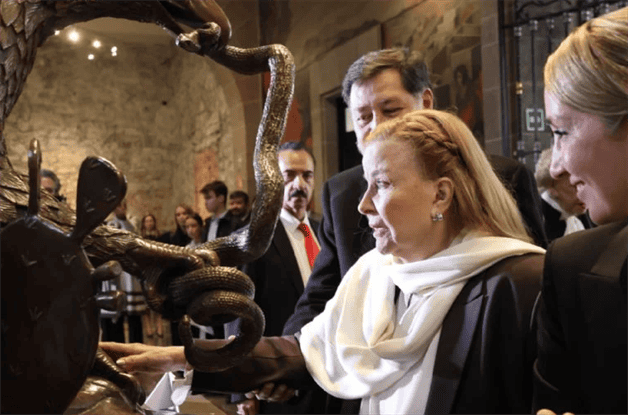 Develan placa con el nombre de Ninfa Deándar Martínez; es la mujer número 12 en el muro de honor