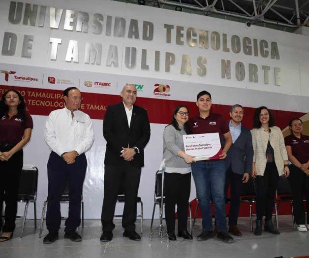 Reciben becas alumnos de la UTTN Reciben becas alumnos de la UTTN