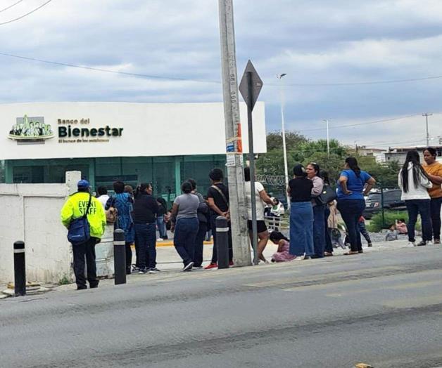 Largas filas para cobrar pensión en Banco Bienestar Reynosa Largas filas para cobrar pensión en Banco Bienestar Reynosa