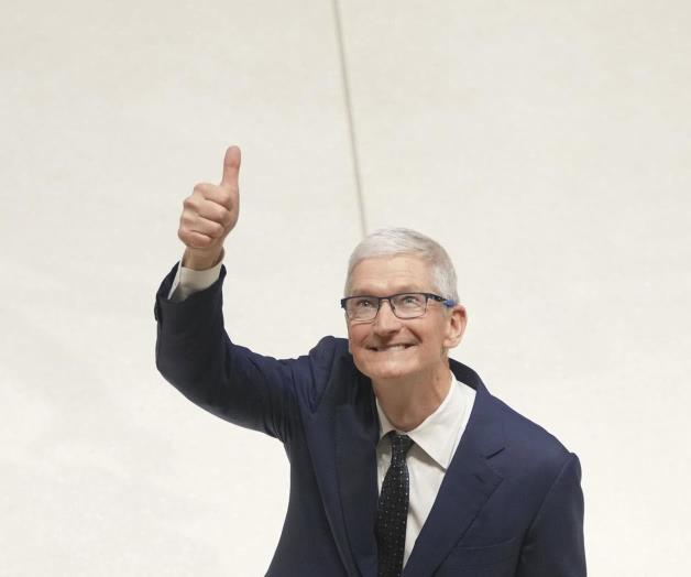 Busca mejorar su posición con el presidente entrante: Recibe Trump a T. Cook, director general de Apple