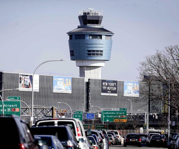 P&aacute;jaro choca con avi&oacute;n y lo obliga a desviarse
