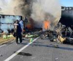 Dos tráileres chocan y se incendian en Carretera a Laredo