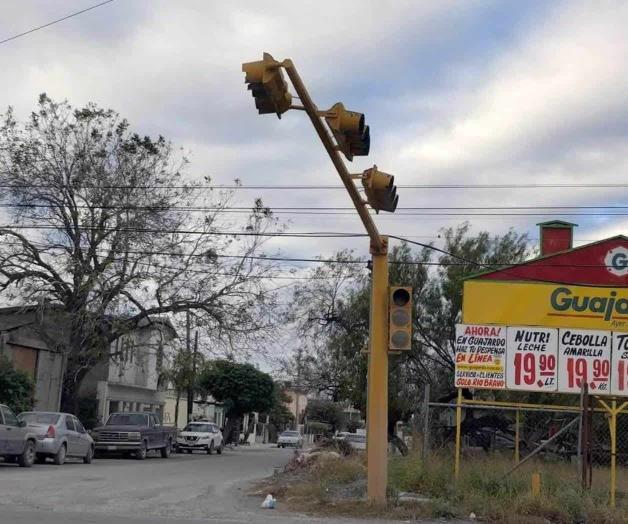 Dañan los camiones la semaforización Dañan los camiones la semaforización