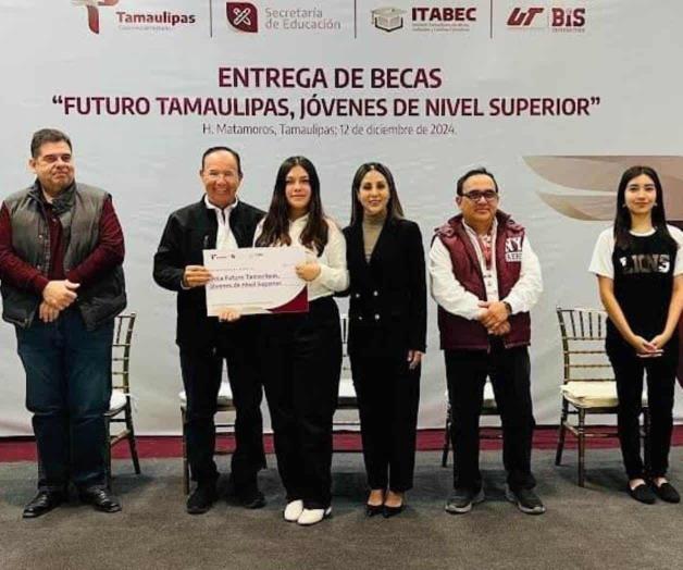 Entregan becas a estudiantes