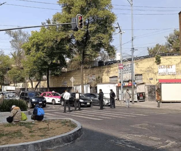 Policías bloquean Fray Servando; exigen pago de aguinaldo Policías bloquean Fray Servando; exigen pago de aguinaldo