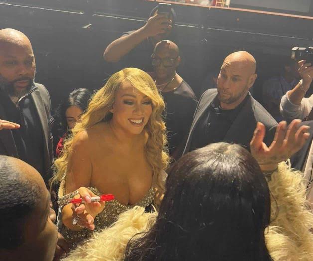 Mariah Carey firma el pecho de Rihanna
