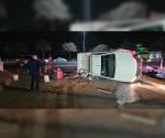 Choca y vuelca camioneta frente a plaza Sendero