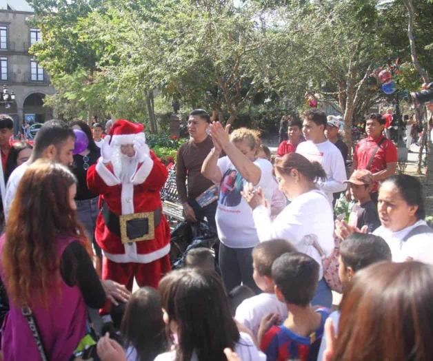 Reparten juguetes a hijos de desaparecidos