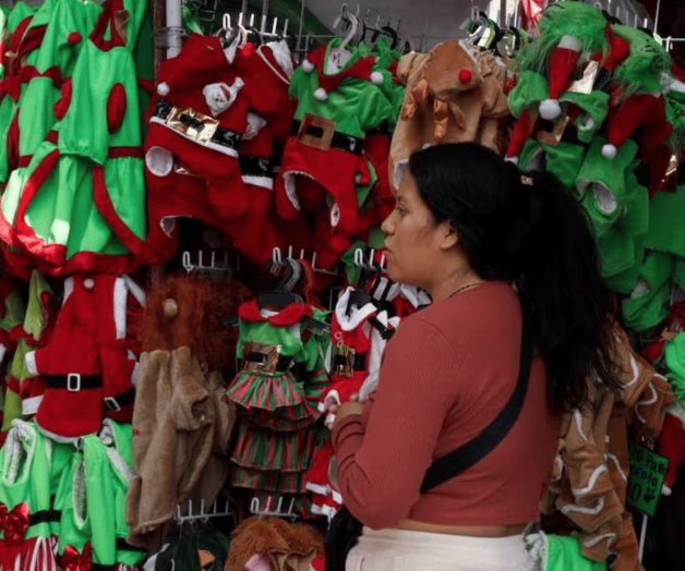 Capitalinos hacen últimas compras navideñas en mercados y tianguis