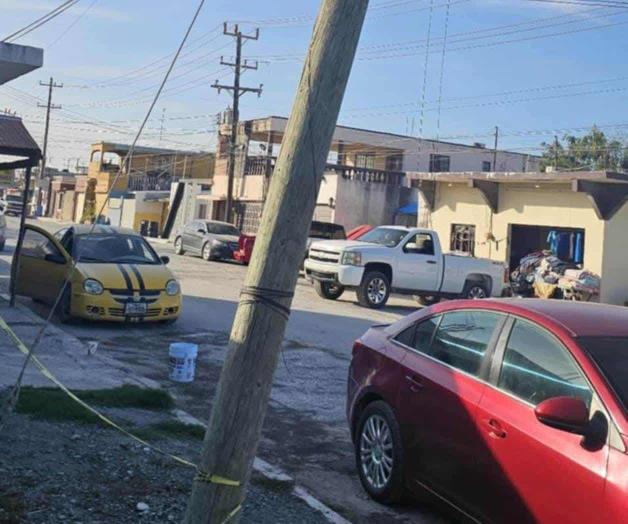 Reportan poste a punto de caer