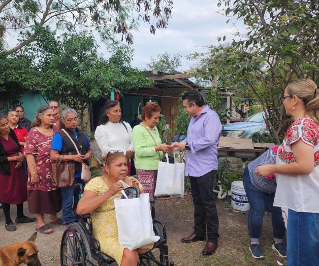 Entrega diputado apoyos Entrega diputado apoyos