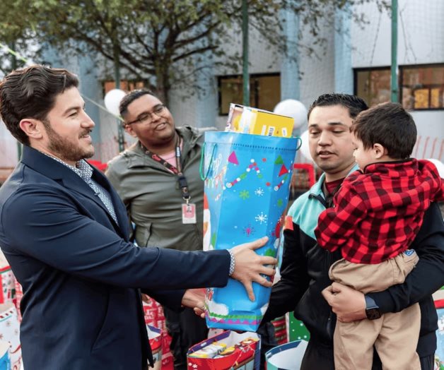 Samuel García lleva la magia de la Navidad a DIF Capullos