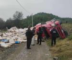 Vuelca tráiler con toneladas de pollo