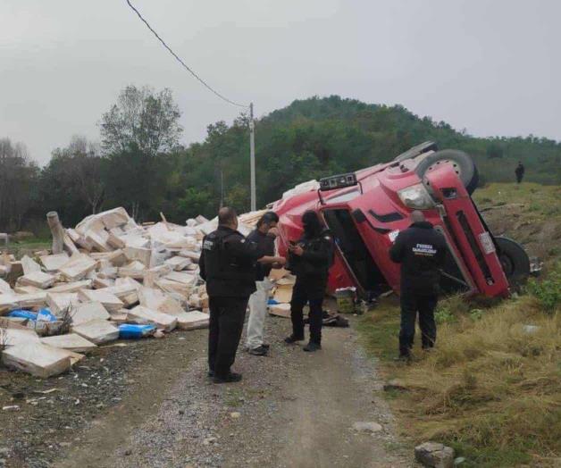 Vuelca tráiler con toneladas de pollo