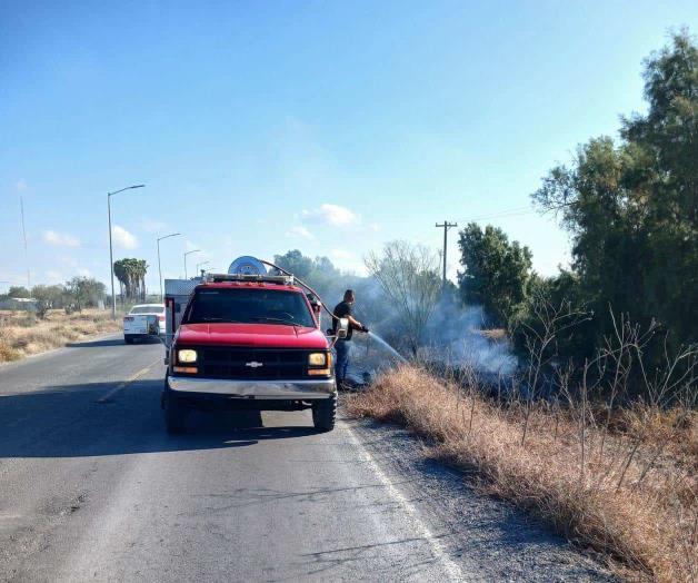 Atienden bomberos derrame de aceite Atienden bomberos derrame de aceite