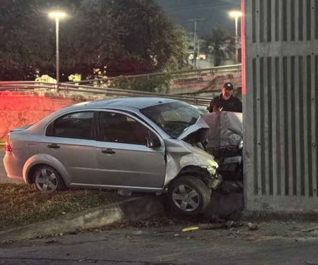 Joven muere tras impactarse contra puente peatonal en Monterrey