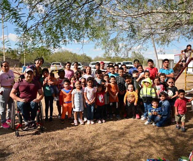 Eva y Marco, con  familias de Estación Anzaldúas