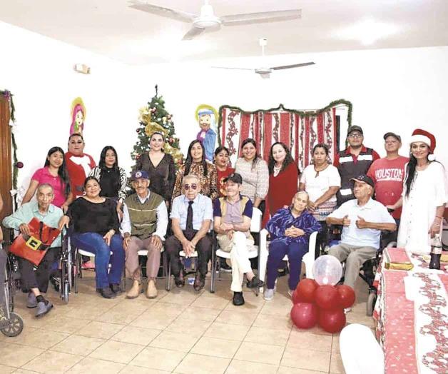 Comparte Nataly cena navideña con abuelitos