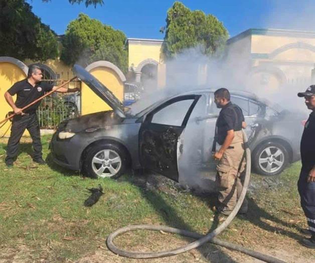 Apagan bomberos incendio de automóvil: Arde vehículo Apagan bomberos incendio de automóvil: Arde vehículo