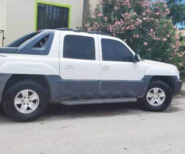 Roban unidad  motriz en un estacionamiento