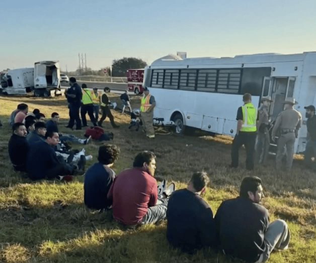 Choca autobús fletado con nueve inmigrantes Choca autobús fletado con nueve inmigrantes