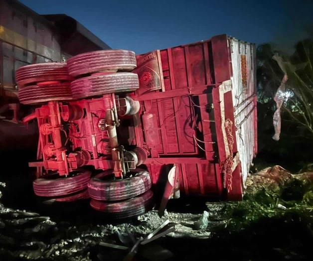 Tren impacta a tráiler que intentó ganarle el paso