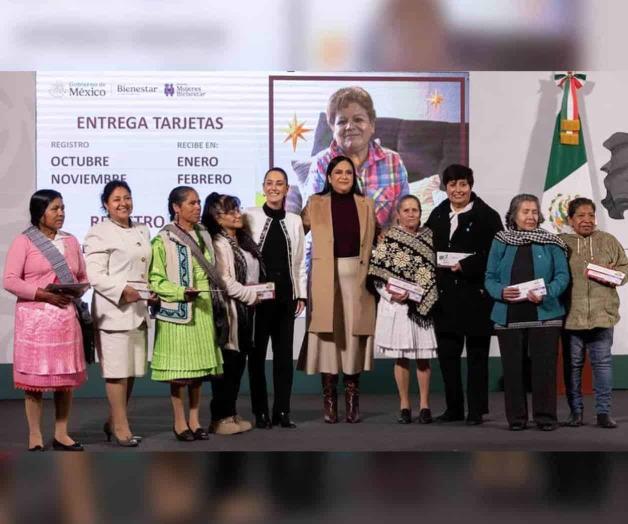 Sheinbaum entrega primeras tarjetas Pensión Mujeres Bienestar