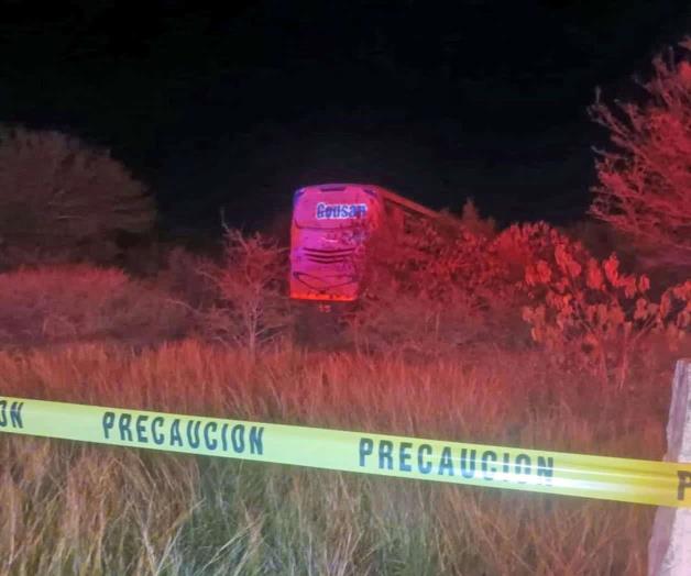 Choque de autobús contra camión en González; hay 2 muertos y 30 heridos