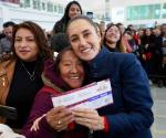 Entrega Claudia tarjetas de Pensiones del Bienestar