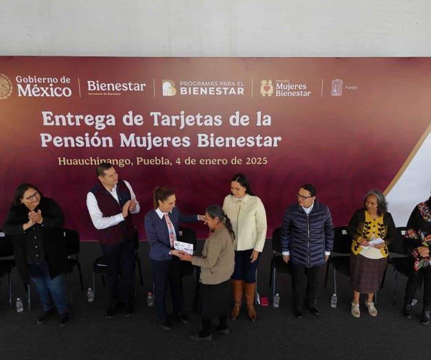 Beneficiarán al sector de 63 y 64 años: Dan tarjetas para la pensión de mujeres