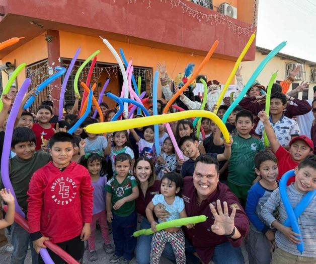 Lleva Humberto Prieto Herrera roscas y chocolate a pequeños