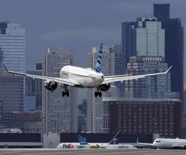 Personas acusadas de delitos relacionados con los disturbios en el capitolio: Pasajero abre puerta de avión al despegar
