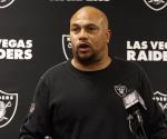 Raiders despiden al entrenador A. Pierce