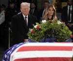 Trump rinde homenaje ante el féretro de Carter