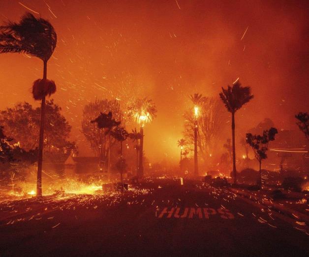Miles huyen de los incendios descontrolados en California Miles huyen de los incendios descontrolados en California