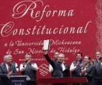 Gobernador de Michoacán firma decreto de reforma para la UMSNH