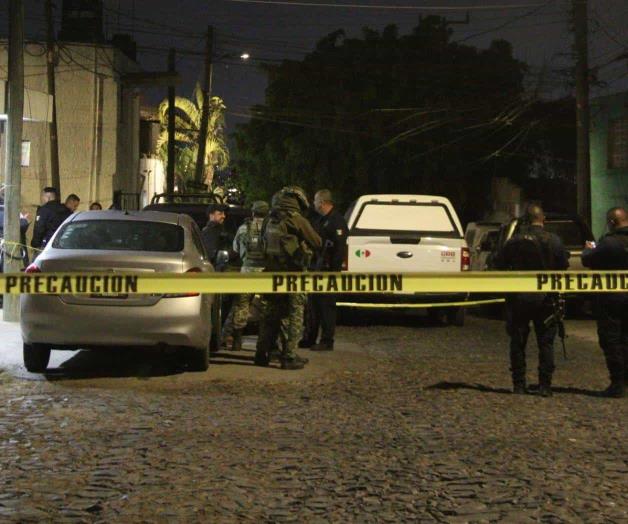 Feminicidio en Tlaquepaque: Le deja flores afuera de su casa y regresa a matarla