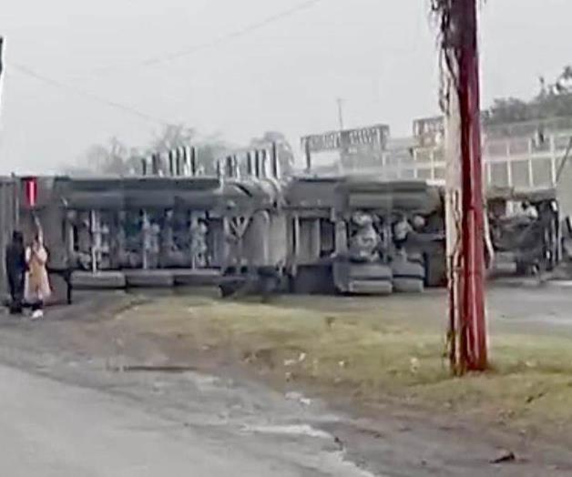 Accidente vial en Escobedo: Tráiler volcado y caos en la zona Accidente vial en Escobedo: Tráiler volcado y caos en la zona